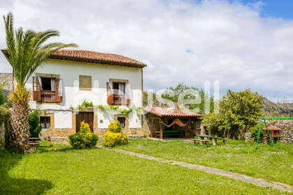 House for sale in Celorio (llanes), Asturias. 